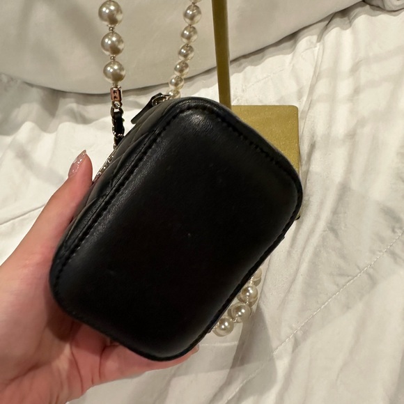 🎶 SOLD 🎶 Chanel 22P Black Quilted Lambskin Mini/Small Vanity Case with Pearl - Picture 3 of 7